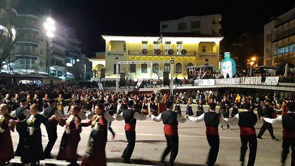 Οι Μακεδνοί», οι  «Φίλοι της Παράδοσης» και η «Κόζιανη» χορεύουν στην κεντρική πλατεία της Κοζάνης