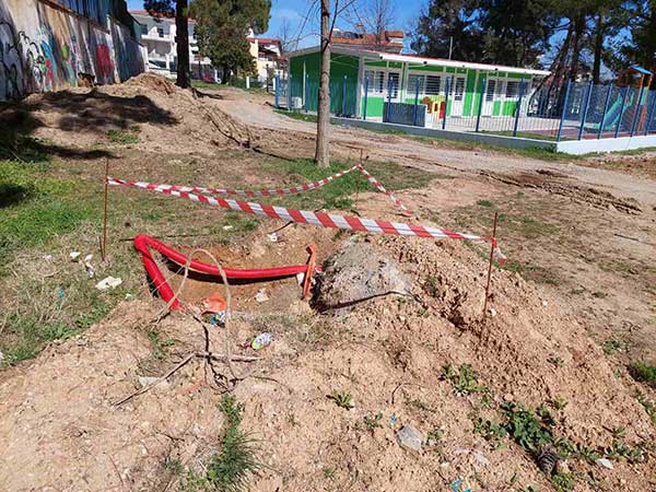 Γονείς -κηδεμόνες του 18ου Νηπιαγωγείου Κοζάνης διαμαρτύρονται στο Δήμο Κοζάνης για τις εργασίες ανάπλασης στο Δημοτικό Κήπο