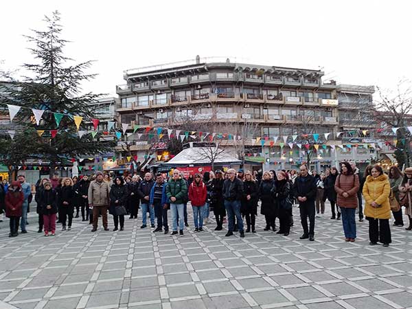 Σιωπηρή εκδήλωση διαμαρτυρίας στην κεντρική πλατεία για τα θύματα στα Τέμπη από τη διαδικτυακή Ομάδα ” Γυναίκες της Πτολεμαΐδας