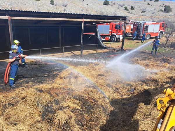 Άμεση παρέμβαση της Πυροσβεστικής Υπηρεσίας και του Δήμου Κοζάνης για την κατάσβεση πυρκαγιάς σε αποθήκη με μπάλες από άχυρα στα Αλωνάκια Κοζάνης