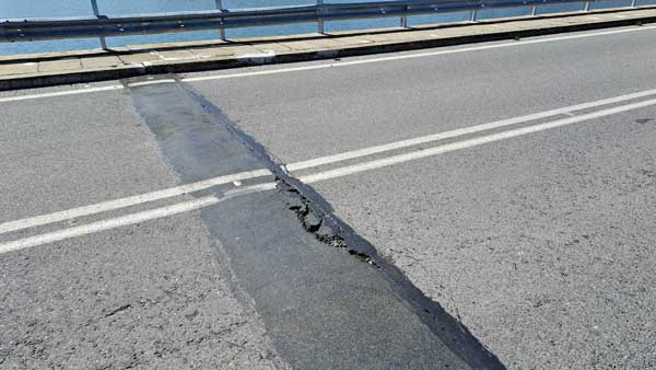 Σημερινές φωτογραφίες από τη Γέφυρα Ρυμνίου – Φθορές στο οδόστρωμα