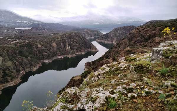Το κόκκινο φαράγγι στο Φρούριο Κοζάνης στη λίμνη Ιλαρίωνα