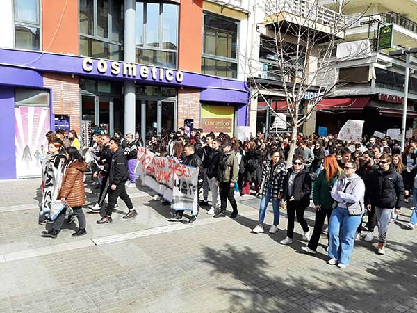 Μαζική πορεία διαμαρτυρίας στους δρόμους της Κοζάνης για το δυστύχημα στα Τέμπη