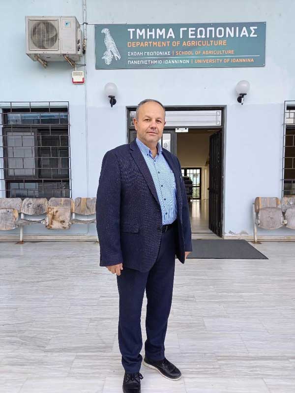 Ο Λάμπρος Χατζηζήσης δίπλα στους φοιτητές γεωπονίας για να αναγνωριστεί το πτυχίο τους