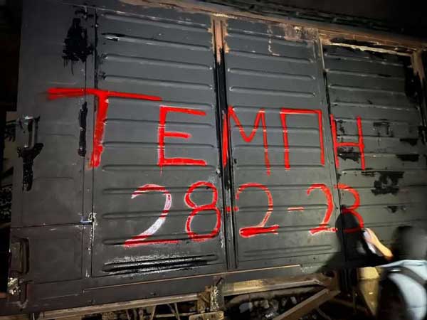 Στα μαύρα ένα από τα βαγόνια του πρώην ΟΣΕ Κοζάνης