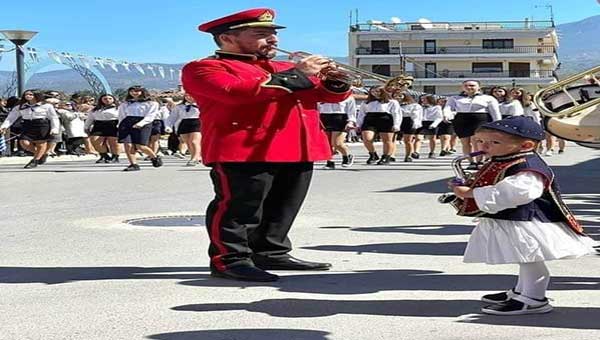 Μία όμορφη φωτογραφία από την παρέλαση στα Σέρβια