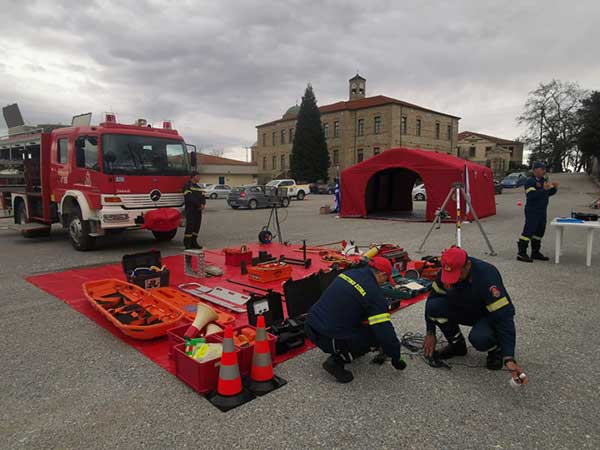 Η Πολιτική Προστασία στη Δυτική Μακεδονία – Υπερσύγχρονο Όχημα Σεισμού της Πυροσβεστικής Κοζάνης στη Σιάτιστα με τέσσερα άτομα προσωπικό σε Επίδειξη 