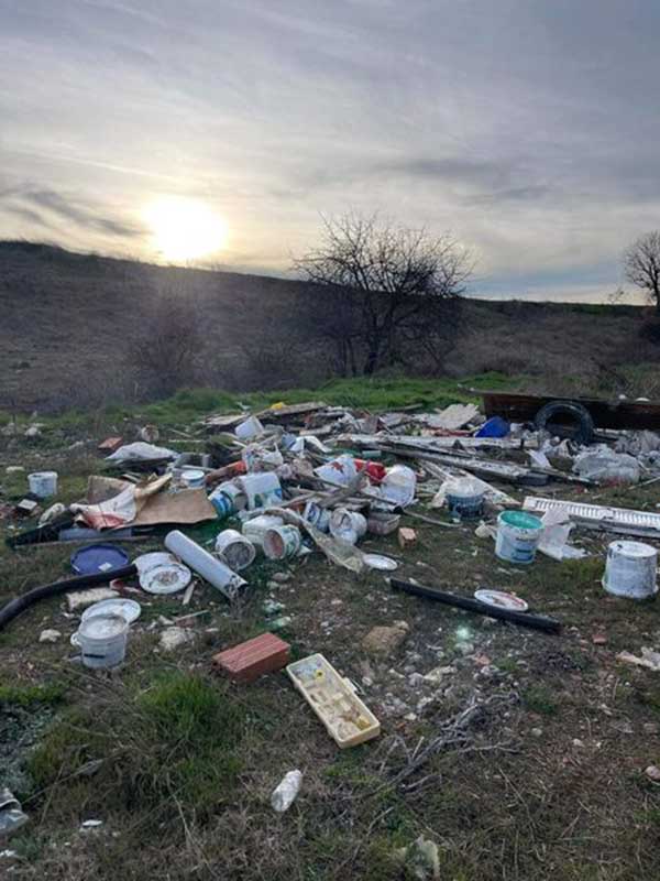 Εικόνες ντροπής με τα σκουπίδια στην περιοχή του Αγίου Πνεύματος στον Κρόκο