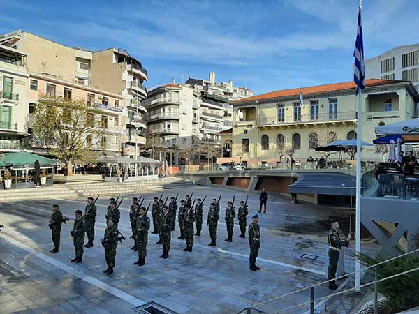 Η έπαρση της σημαίας στην κεντρική πλατεία της Κοζάνης