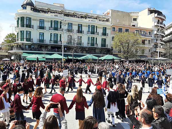 Χορευτικά στην κεντρική πλατεία της Κοζάνης
