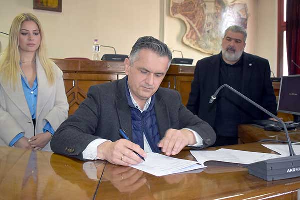 Υπογράφηκε η σύμβαση για την οδοποιία σε επιχειρήσεις του πρωτογενή τομέα του Δήμου Εορδαίας προϋπολογισμού 3.580.000 €