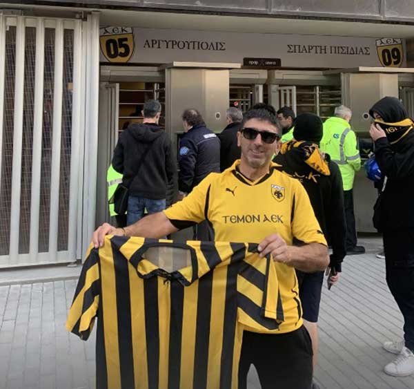 Ο υπερμαραθωνοδρόμος Γιώργος Ζαχαριάδης δώρισε μια σπάνια φανέλα της ομάδας στο Μουσείο Ιστορίας της ΑΕΚ