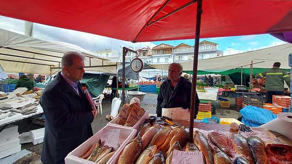 Ο Γιώργος Αμανατίδης στη λαϊκή αγορά Πτολεμαΐδας