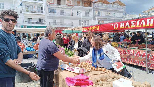 Η Καλλιόπη Βέττα στην λαϊκή αγορά της Πτολεμαΐδας