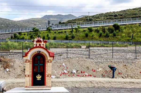 Στήθηκε εικονοστάσι στο σημείο του πολύνεκρου δυστυχήματος προς τιμήν των 57 ανθρώπων που έχασαν τη ζωή τους