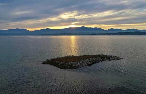 Νησάκι στην λίμνη Πολυφύτου στις Γούλες
