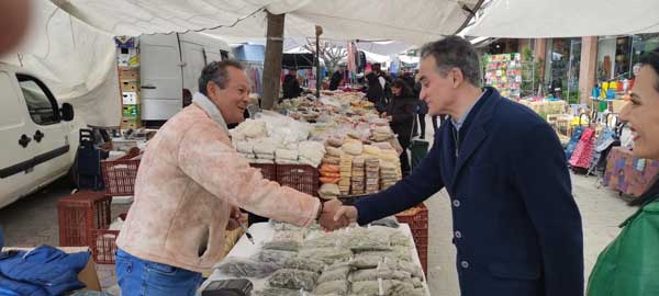 Ο Θεόδωρος Καρυπίδης στη λαική αγορά της Πτολεμαίδας