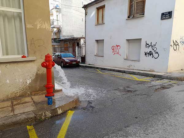 Κοζάνη: “Τρέχει” κρουνός επί της οδού Διάκου και Δωδώνης