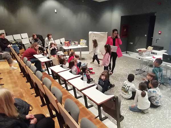 Στιγμιότυπα από το εργαστήριο «Το κυνήγι του κρυμμένου παραμυθιού» στην Κοβεντάρειο Δημοτική Βιβλιοθήκη