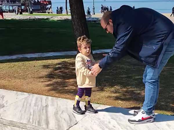 Ο Παναγιώτης Ραφαήλ περπατά στον Λευκό Πύργο και δίνει μήνυμα ελπίδας