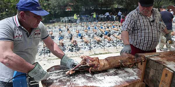 Kαιρός: Έρχεται επιδείνωση από τη Μ. Παρασκευή – Βροχές την Κυριακή του Πάσχα, πού θα προλάβουν να ψήσουν οβελία