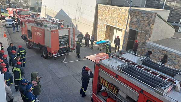 Άσκηση της πυροσβεστικής με πυρκαγιά και απεγκλωβισμό ατόμου στη Δημοτική Βιβλιοθήκη Κοζάνης