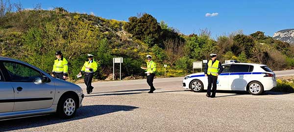 Ενημερωτικά φυλλάδια και κόκκινα αυγά μοιράζει η Τροχαία στη γέφυρα Ρυμνίου