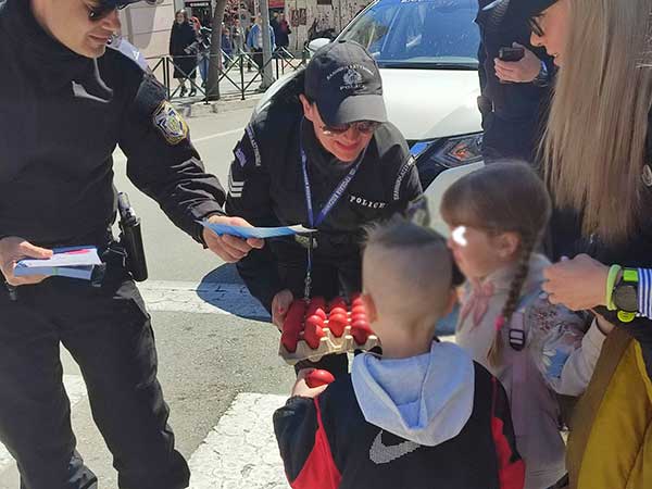 Ενημερωτικά φυλλάδια και κόκκινα αυγά μοίρασε η Τροχαία Κοζάνης