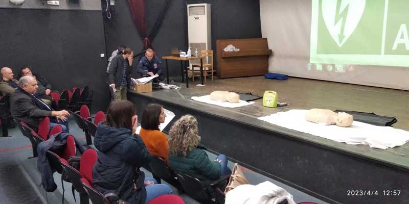 Τρεις απινιδωτές στο Βελβεντό
