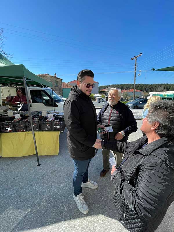 Ο Λουκάς Ζαρογιάννης στην λαϊκή αγορά Λιβαδερού
