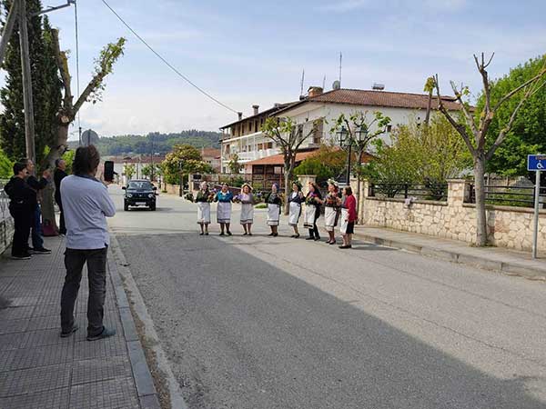Οι Λαζαρίνες της Αιανής τραγουδούν τον Μάη