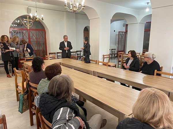Ο Γιώργος Αμανατίδης μαζί με τις γυναίκες εθελόντριες του Ιερού Ναού Παναγίας Φανερωμένης Κοζάνης