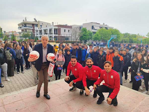 ΦΣ Κοζάνης: Συνέχεια επισκέψεων σε σχολεία για δωρεά αθλητικού εξοπλισμού και κάλεσμα στους αγώνες μπαράζ