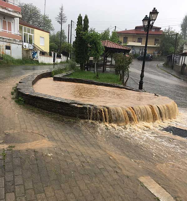Υπερχείλιση υδάτων στη Λευκοπηγή λόγω της ανοιξιάτικης μπόρας