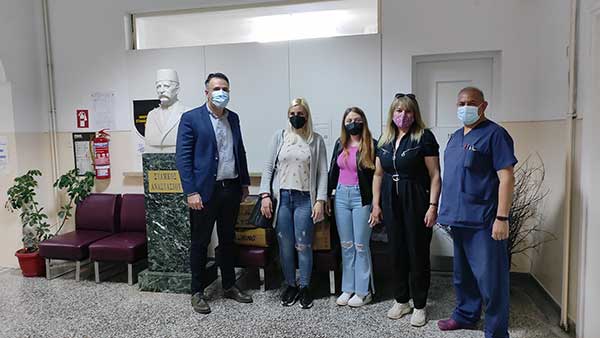 Μαθήτριες της σχολής ραπτικής της Αναστασίας Πουλατσόγλου έραψαν σεντόνια και μαξιλαροθήκες για την Παιδιατρικής Κλινικής του Μαμάτσειου