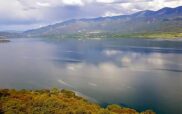 Φωτογραφία της ημέρας: Απόγευμα στη Νεράιδα με θέα τη λίμνη Πολυφύτου