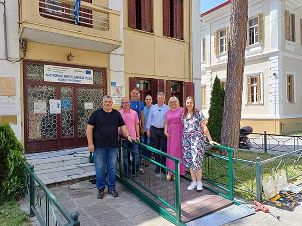 Εγκατάσταση ράμπας για διευκόλυνση της προσβασιμότητας για άτομα με αναπηρία στο κτίριο της πρώην Νομαρχίας στη Φλώρινα