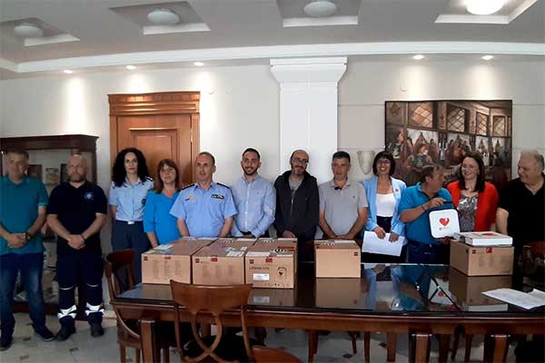 Οκτώ απινιδωτές παρέδωσε σε εκπροσώπους Τοπικών Κοινοτήτων και Φορέων του Νομού Καστοριάς, ο Αντιπεριφερειάρχης Δημόσιας Υγείας Γιώργος Μαργαρίτης