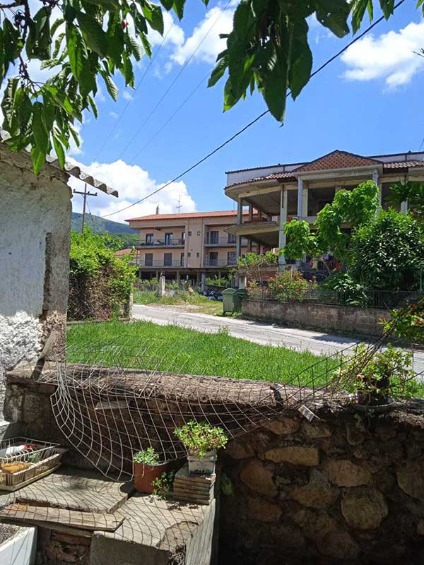 Καστοριά: Επιδρομή αρκούδας σε αυλές σπιτιών μέσα στην Κορησό (φωτογραφίες)