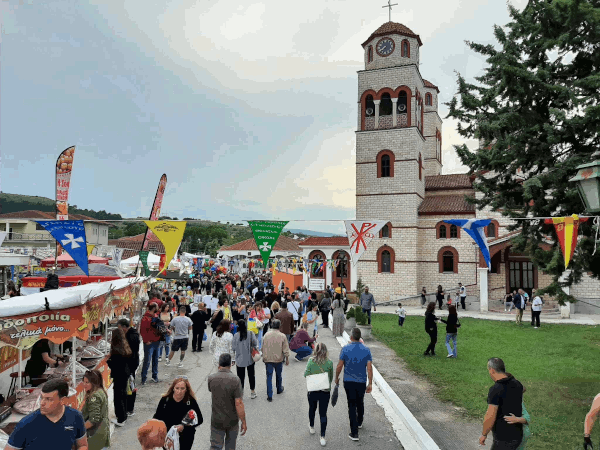Αρκετός κόσμος επισκέφτηκε την εμποροπανήγυρη στο Δρέπανο την ημέρα του Αγίου Πνεύματος