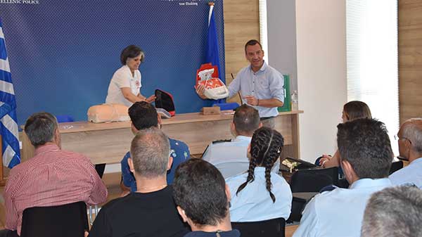 Στη Διεύθυνση Αστυνομίας Καστοριάς προσφέρθηκαν από γυναίκα ιδιώτη ένας αυτόματος εξωτερικός απινιδωτής και δύο πλήρως εξοπλισμένα φαρμακεία