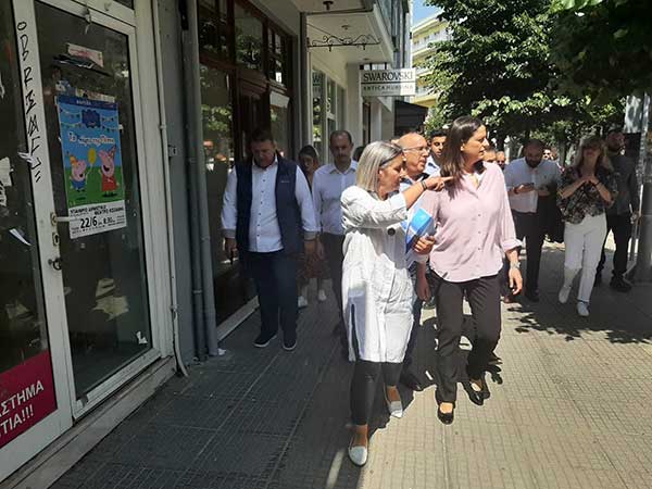 Επίσκεψη της Νίκης Κεραμέως και του Γιώργου Κώτσηρα στην αγορά της Κοζάνης