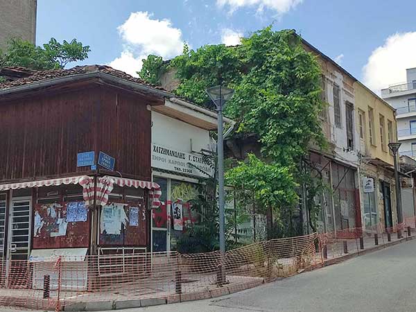 Τι αλλάζει στο οικοδομικό τετράγωνο επί της Ερμού στην Κοζάνη – Πώς θα απαλλαγούμε από τα ετοιμόρροπα κτίρια
