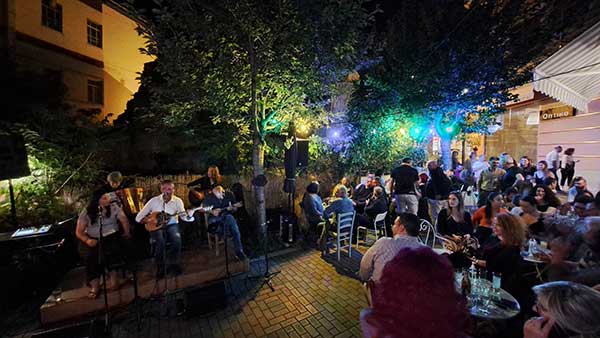 Ξεκίνησε το “ΡΕμπέτικο Λαϊκό Αστικό ΡΕπερτόριο” στον πεζόδρομο Κομπανίας (“Στου Αιώνα Την Παράγκα” και “Κλεψύδρα”)