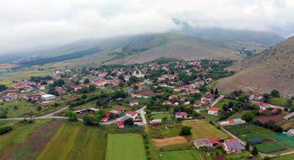 Η “Κυριακή στο χωριό ξανά” πάει Τετράλοφο – Άναμμα του δέντρου αύριο Παρασκευή