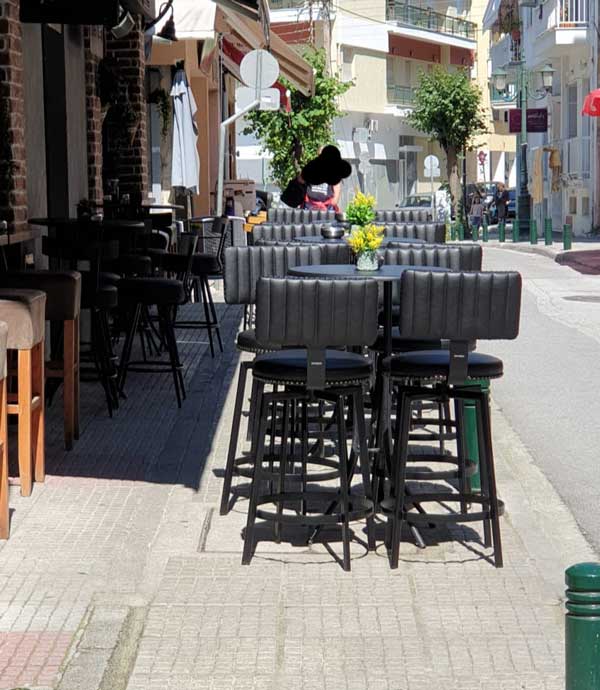 Σχόλιο για τα κατειλημμένα από τα τραπεζοκαθίσματα πεζοδρόμια της πόλης