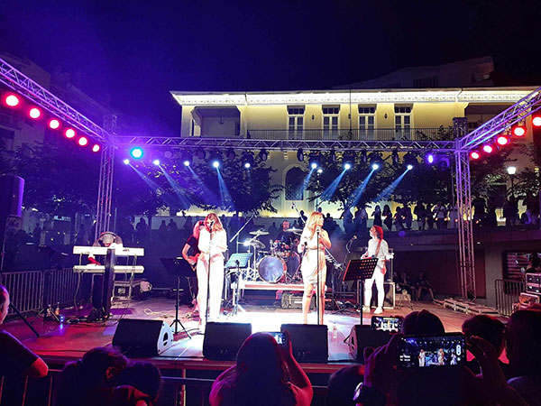 Οι Bahallows live στην πλατεία της Κοζάνης – Ένα μεγάλο πάρτι για τα 100 χρόνια της Δημοτικής Βιβλιοθήκης