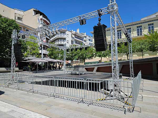 Έτοιμη η εξέδρα για τη σημερινή συναυλία με την μπάντα «The Bahalows»!!!