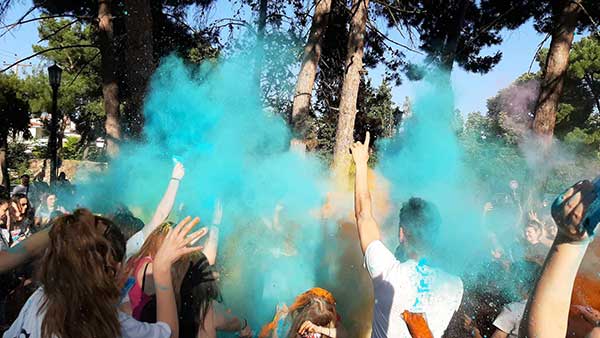 Φεστιβάλ χρωμάτων στο πάρκο Σιδηροδρομικού Σταθμού στην Κοζάνη