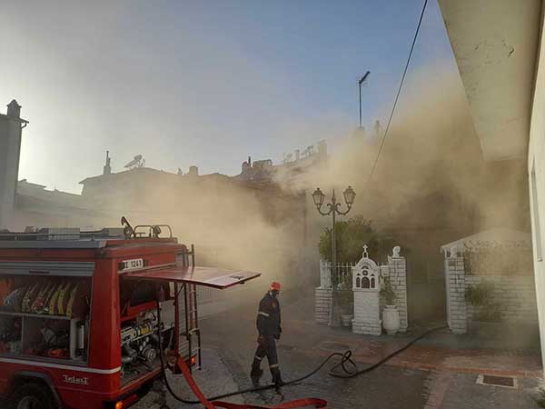 Φωτιά σε εξέλιξη σε διώροφη μονοκατοικία στα Ηπειρώτικα